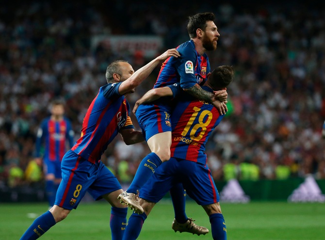 Liga, Real Madrid-Barcellona 2-3: c'è l'aggancio, Messi riapre il campionato