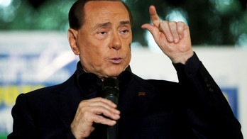 Berlusconi, gaffe con Macron: «Ha una bella mamma»