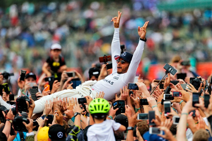 F1, Silverstone: Hamilton festeggia come una rockstar