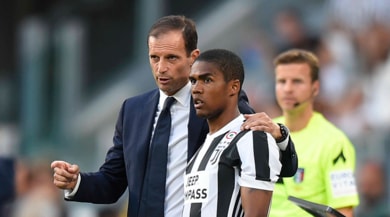 Verso Genoa-Juventus: Allegri tentato da Douglas Costa