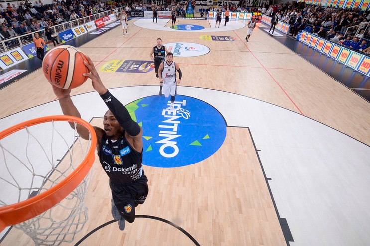 Sutton stende Bologna, Trento vince in rimonta