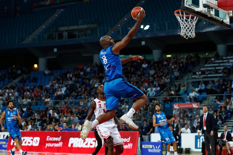 Landry sbanca Pesaro, Milano passa a Cremona