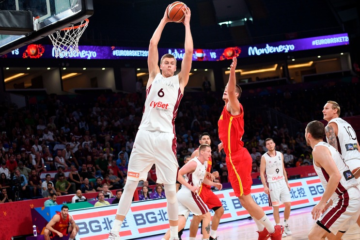 NBA, Knicks: guai all'anca per Porzingis