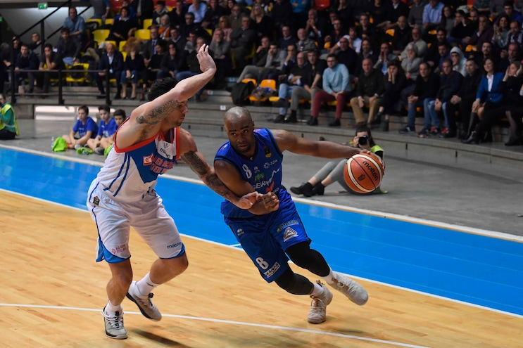 Landry doma Cantù, nona vittoria per Brescia