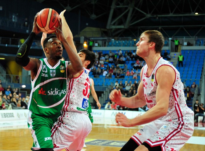 Rich sbanca Pesaro, Sutton stende Cremona