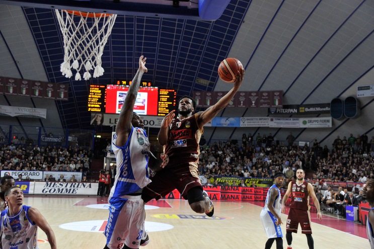 Haynes gela Sassari, Venezia torna a vincere Haynes gela Sassari, Venezia torna a vincere