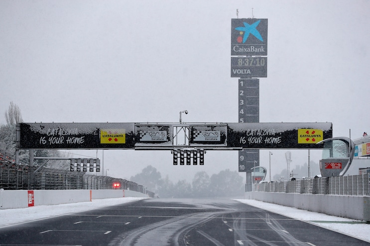 F1, test Barcellona: la neve fa ritardare la partenza, ma si gira
