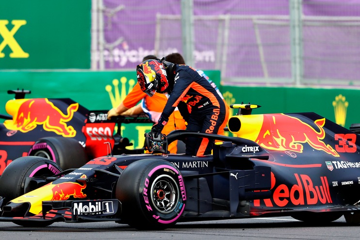 F1 Azerbaijan, disastro Red Bull: Ricciardo tampona Verstappen