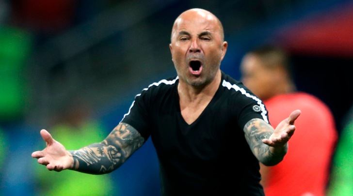 Tatuaggi e maglietta, Sampaoli attaccato sul look