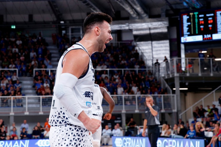 Sacchetti stende la Grissin Bon, Giuri esalta Venezia