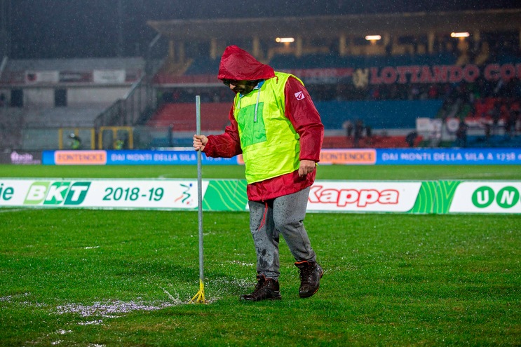 Serie B Cosenza-Benevento, campo impraticabile, gara rinviata
