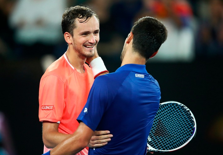 Tennis, Australian Open: Raonic piega Zverev, Djokovic supera Medvedev