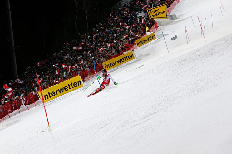 Sci, Marcel Hirscher trionfa nello slalom speciale di Schladming