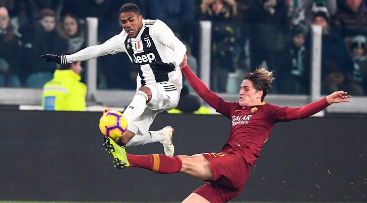 Juve, via Douglas Costa. Poi si tratta per Zaniolo
