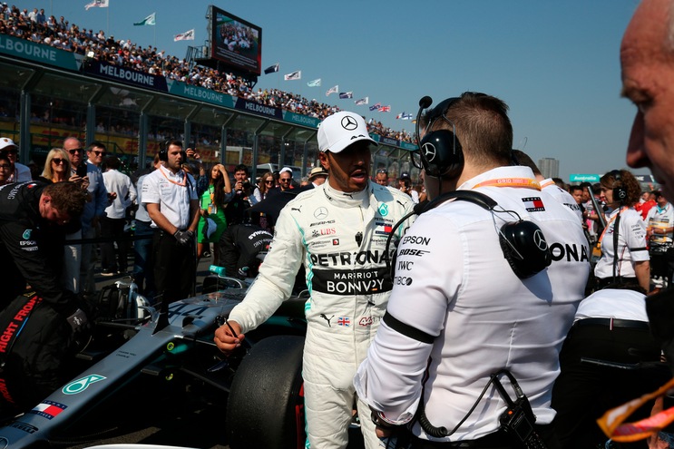 F1 Mercedes, Hamilton si dà allo sky diving