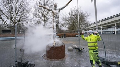 Ibrahimovic, tagliato il naso della statua a Malmoe