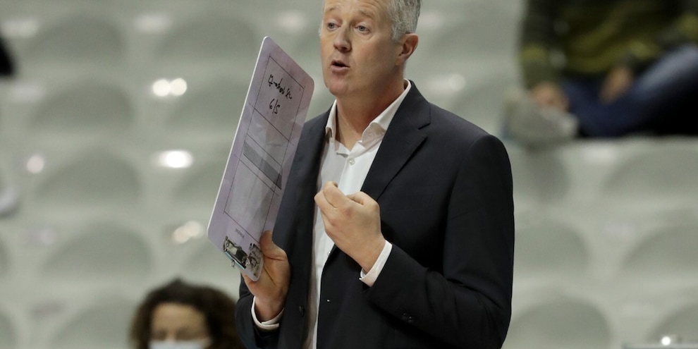 Heynen sollevato dalla panchina di Perugia