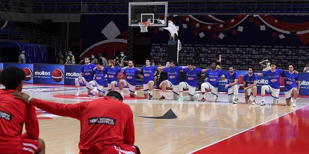 L’ItalBasket contro il razzismo: si inginocchia al Preolimpico