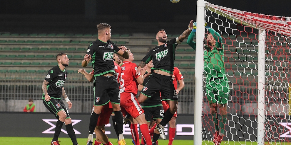 Gozzano, ufficiale: Mangni in prestito dal Catanzaro