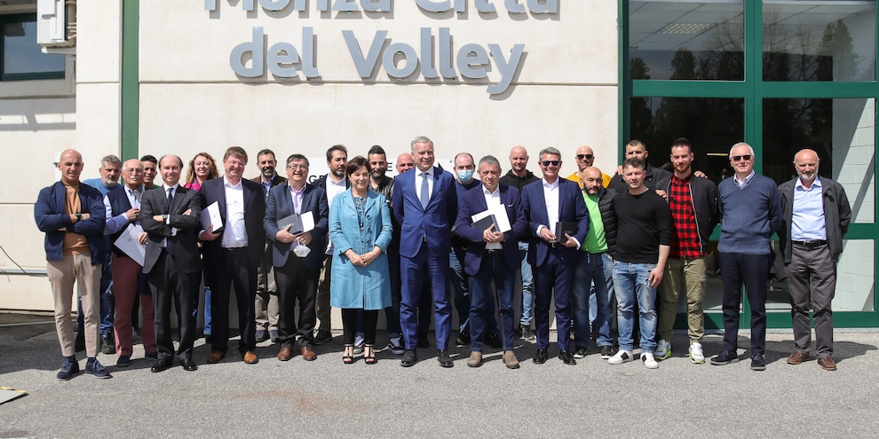Taglio del nastro per l'opera 'Monza Città del Volley'