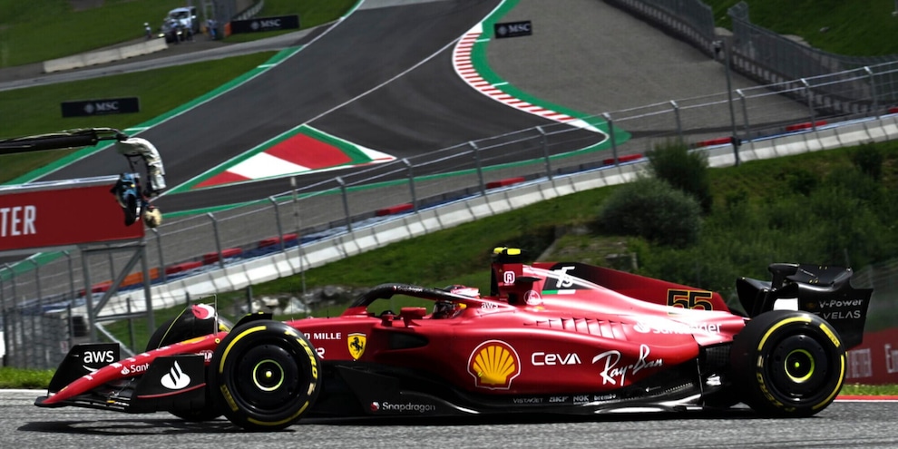 F1, Sainz costretto al ritiro in Austria: la sua macchina prende fuoco