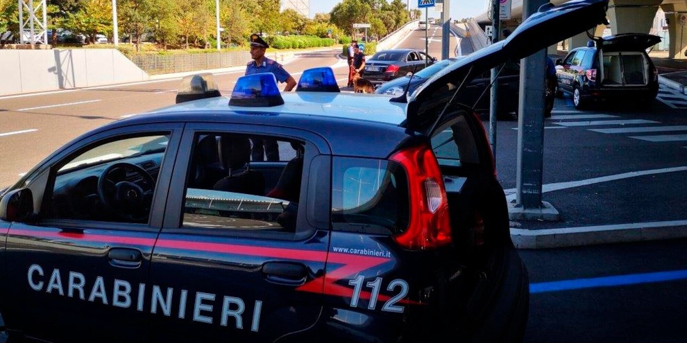 Papà fa sniffare cocaina al figlio dodicenne: denunciato