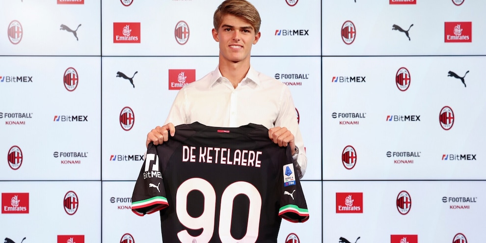 De Ketelaere, dichiarazione d'amore: "Volevo soltanto il Milan". Le FOTO del primo allenamento