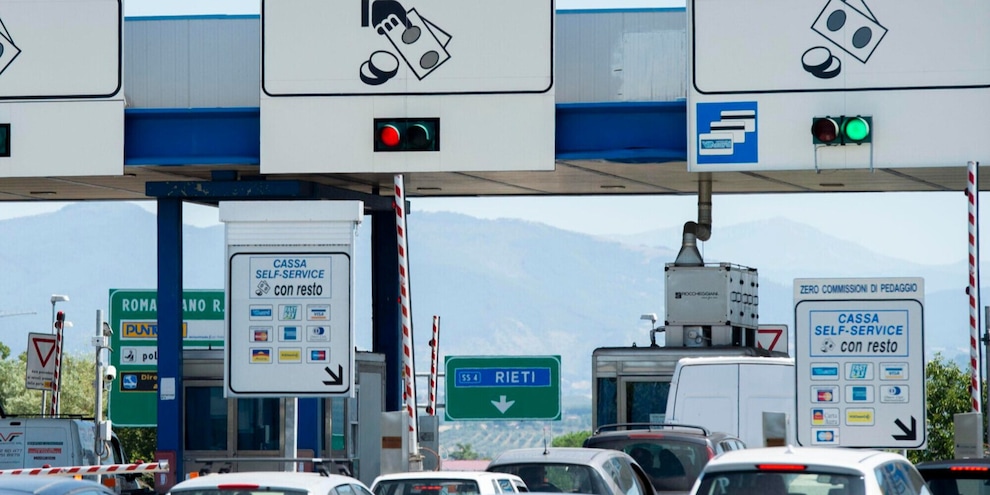 Non paga il pedaggio autosradale per 65 volte in due mesi: fermato