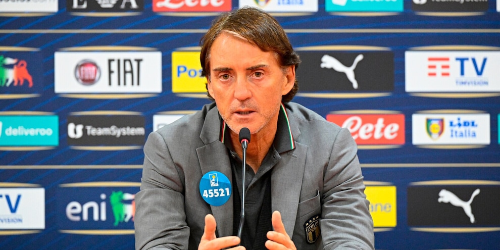 Italia, Mancini: "È dura, dovevamo stare al Mondiale. Chiesa? Va usato con cautela"