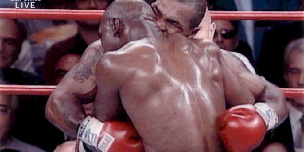 Mike Tyson, Evander Holyfield lancia la sfida: terzo incontro dopo 23 anni per beneficenza