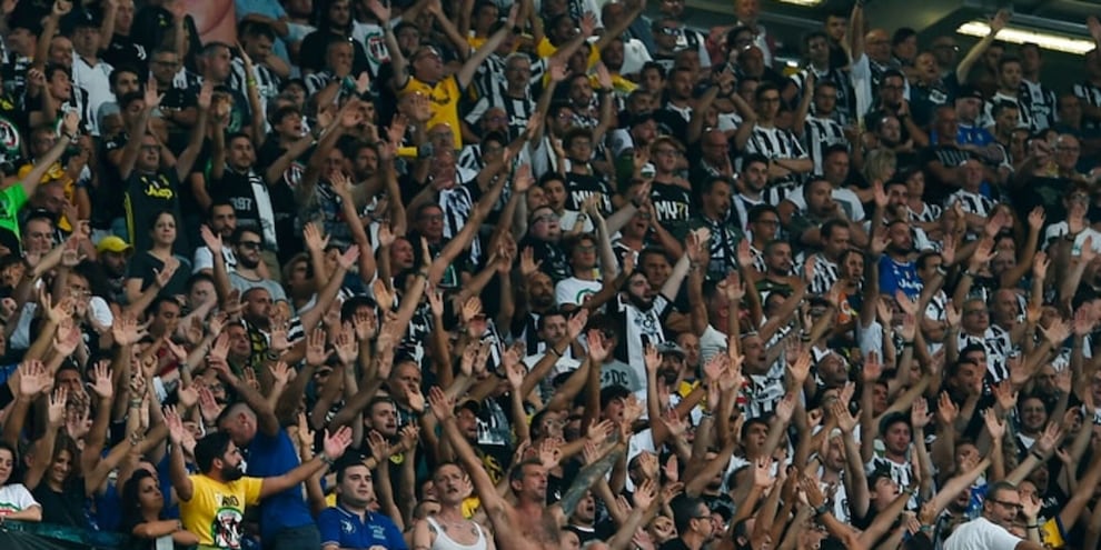 Juve, striscione fuori l'Allianz Stadium: "La Curva Sud è morta"