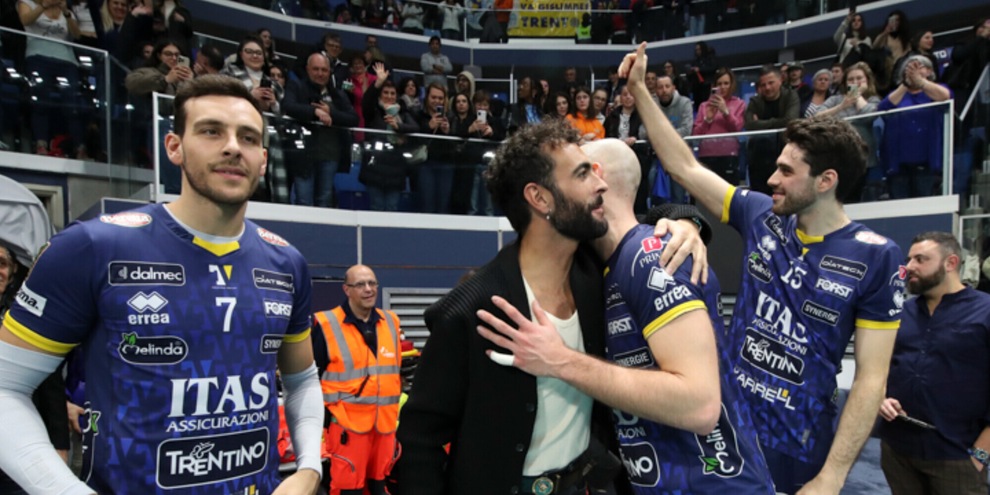 Marco Mengoni festeggia con i giocatori di Trento