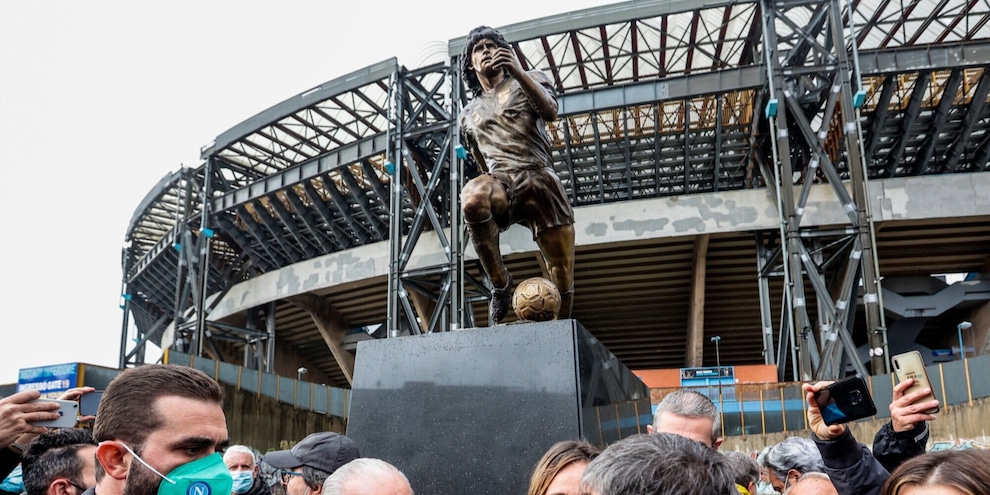 Maradona, giallo sulla statua: il Comune di Napoli la restituisce all’artista