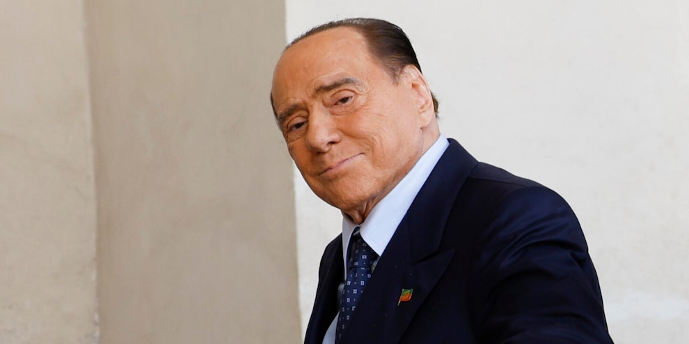 Silvio Berlusconi lascia l'ospedale dopo 45 giorni