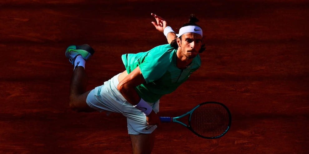 Tennis, Musetti soffre ma avanza ai quarti di Amburgo