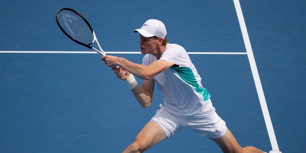 Sinner ai quarti di Pechino: travolto Nishioka. Musetti cade con Alcaraz