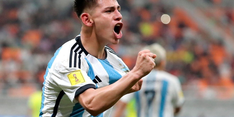 Echeverri, il Messi destro: tripletta al Brasile, poker alla Juve. Il Real...