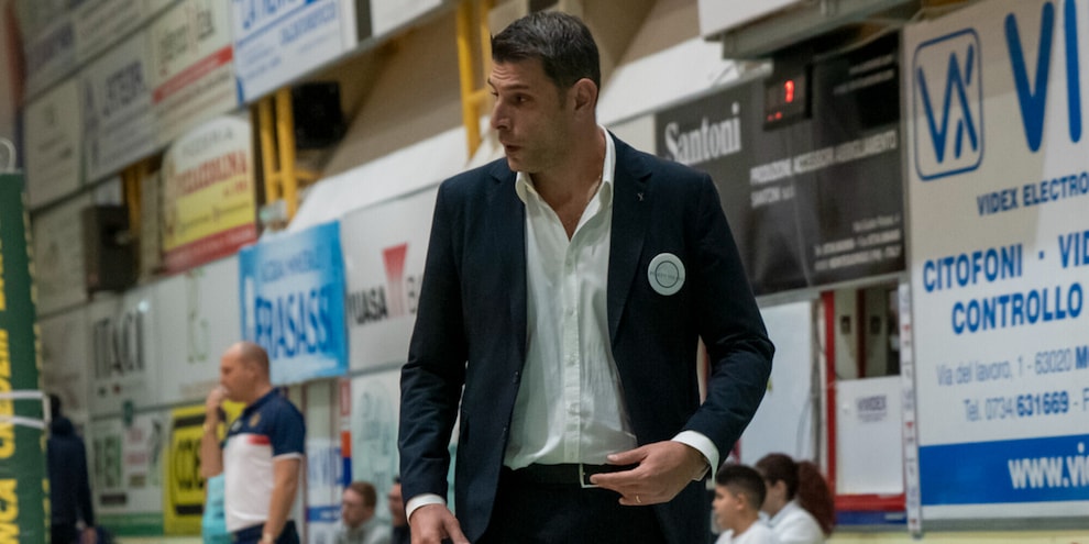 Giacomo Tomasello non è più il tecnico di Pineto