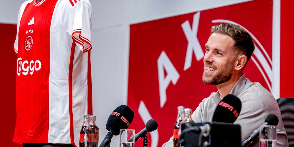 Henderson all’Ajax, conferenza con gaffe: “Ho dovuto cercare su Google…”
