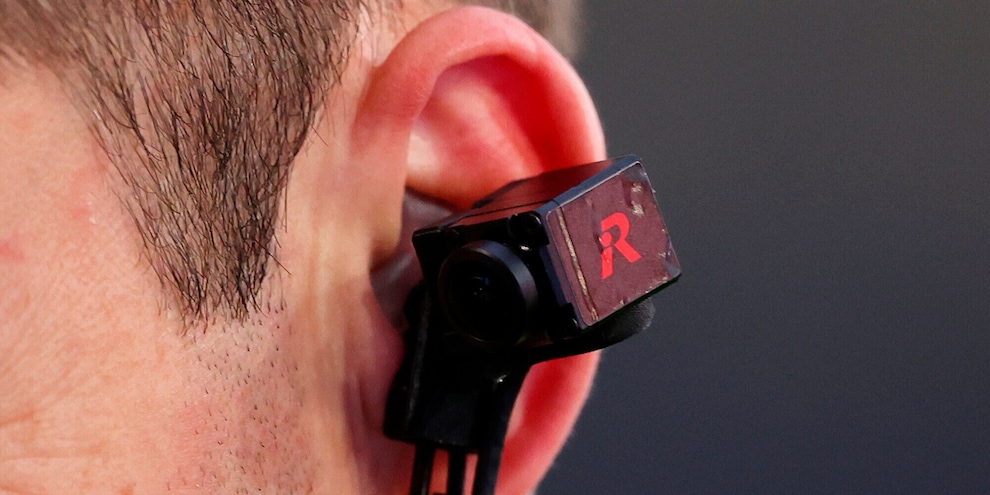 RefCam, la Premier sperimenta l'arbitro con la videocamera nell'orecchio