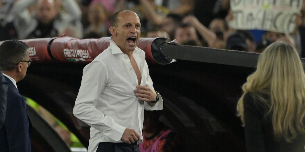 Allegri, rabbia senza fine: distrutto il materiale dei fotografi. E la Juve...