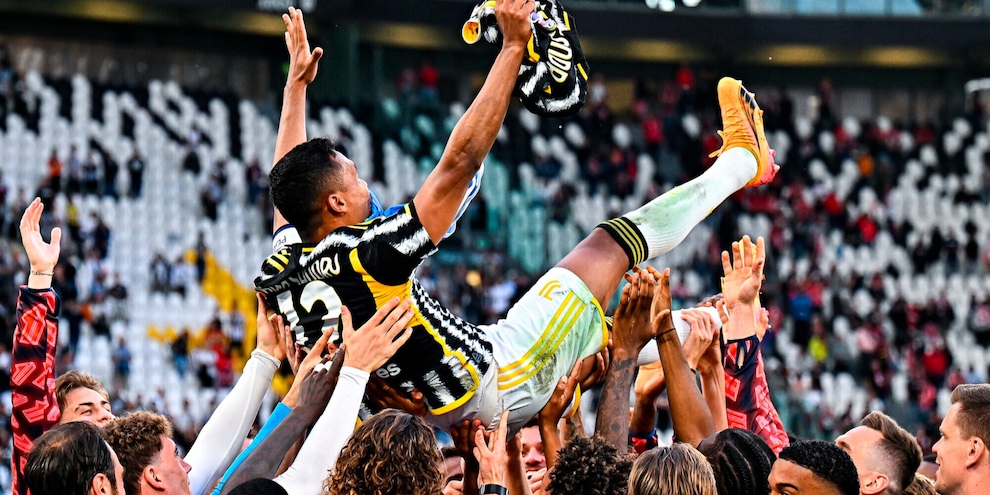 Alex Sandro, da Danilo a Bonucci: l'omaggio della Juve di oggi e di ieri