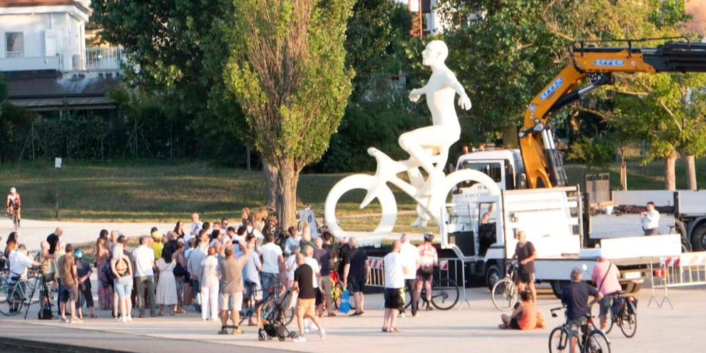Tour de France, a Rimini ecco la statua dedicata a Pantani