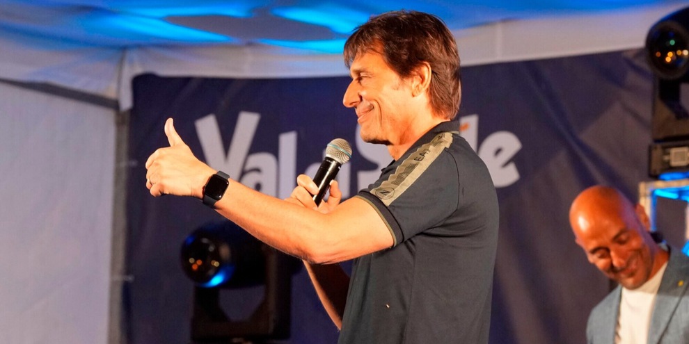 Conte, i tifosi Napoli cantano "Chi non salta juventino è": lui reagisce così