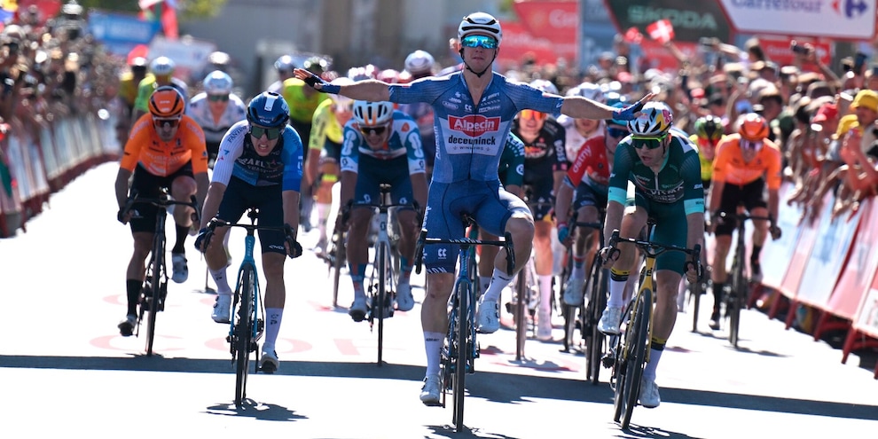 Vuelta, Groves vince la seconda tappa: finale in volata. Van Aert nuovo leader