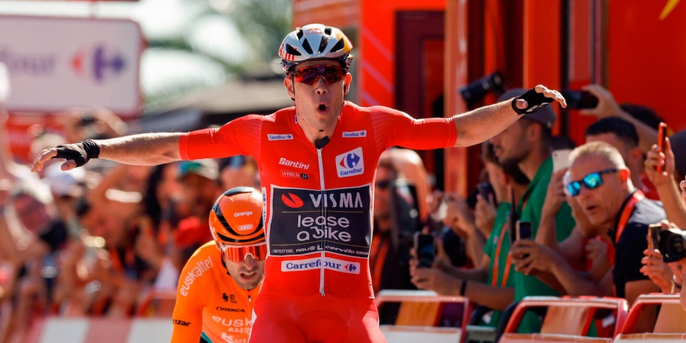 Vuelta, Van Aert torna al successo: vince la terza tappa e resta maglia rossa