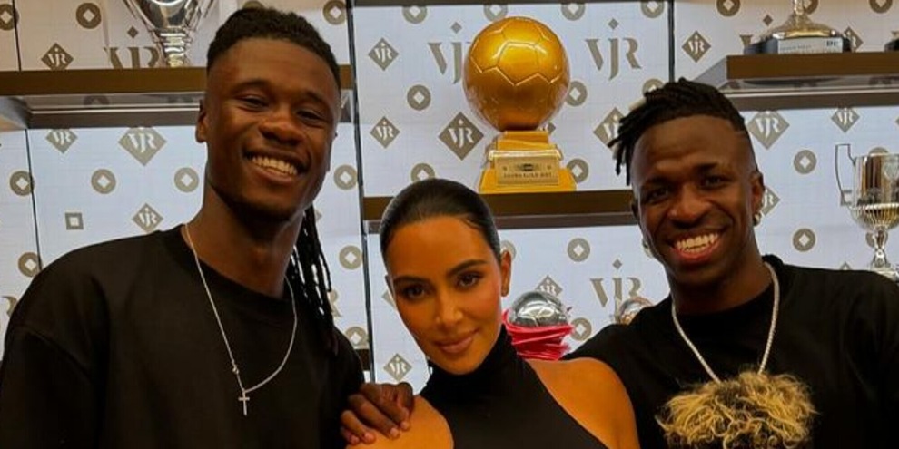 Kim Kardashian incontra il Real Madrid: la foto con Vinicius e Camavinga