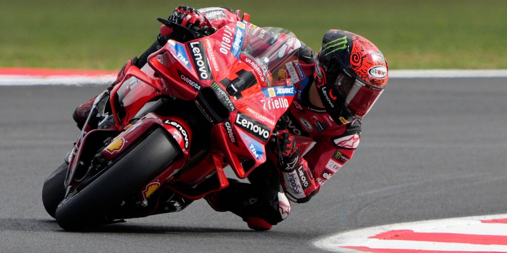 Bagnaia ricorda Luca Salvadori: il messaggio sul cupolino della Ducati Bagnaia ricorda Luca Salvadori: il messaggio sul cupolino della Ducati