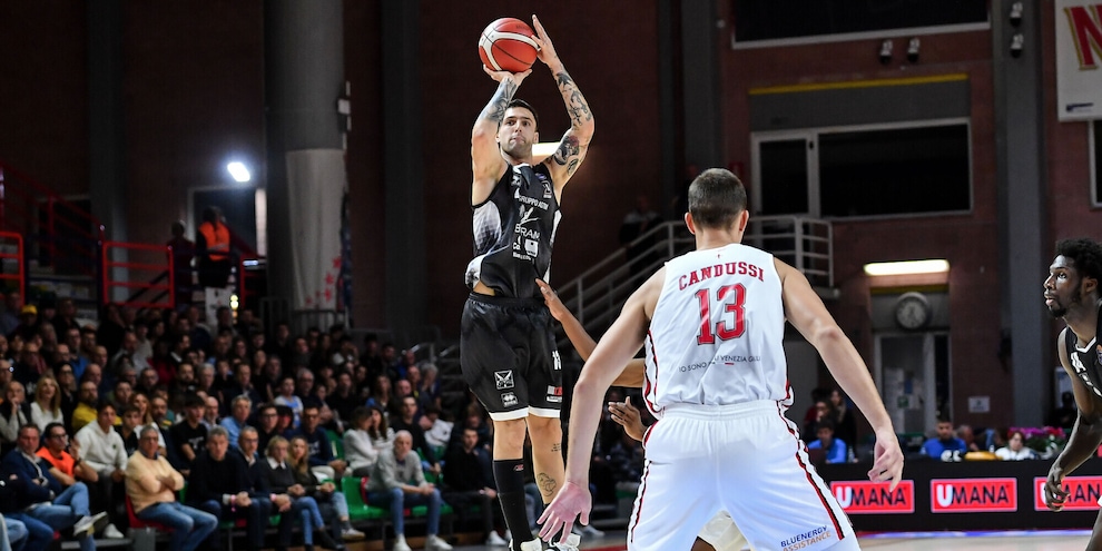Bertram cade in casa contro la Pallacanestro Trieste