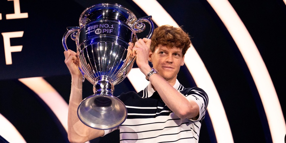 Sinner alza la Coppa di numero 1 del tennis e ammette: "Non l'avrei mai pensato"